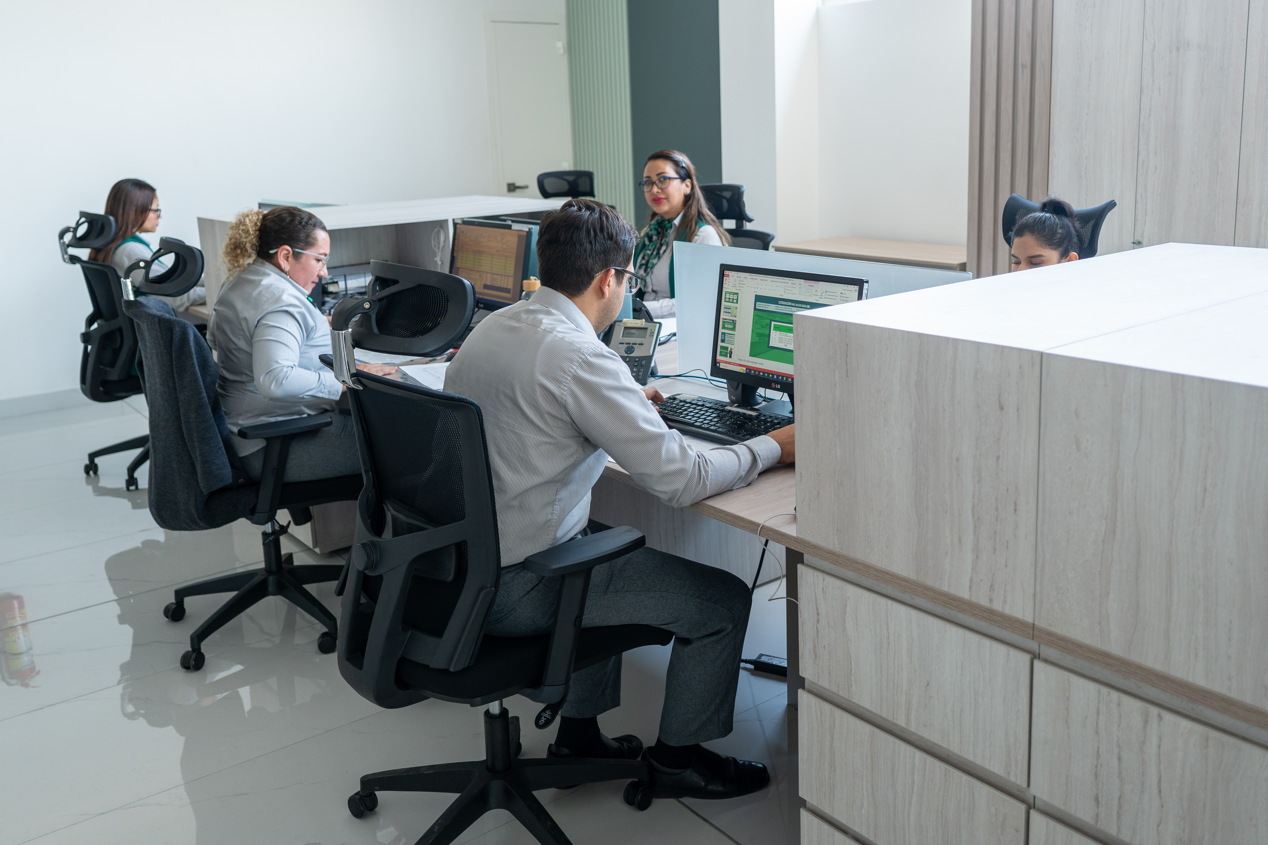 Profesional de Interlab realizando toma de muestras en las instalaciones de una empresa
